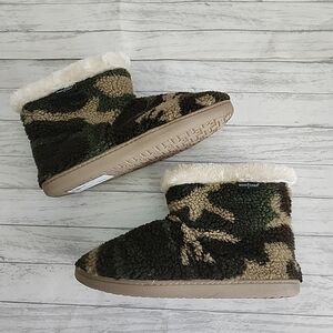 Minnetonka Fuzzy Green Camo Boots Slippers Women's Size L 8-9